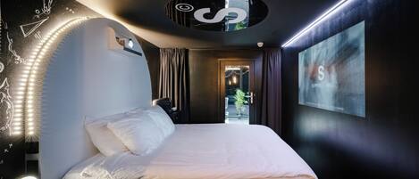 'Le Noir' by SUPPER | 1 Schlafzimmer, hochwertige Bettwaren, kostenlose Minibar, Zimmersafe