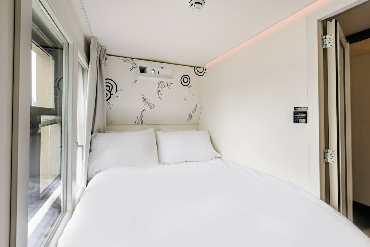 Premium bedding, in-room safe, WiFi (free), bed sheets