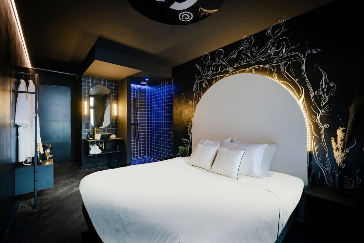 Premium bedding, in-room safe, WiFi (free), bed sheets