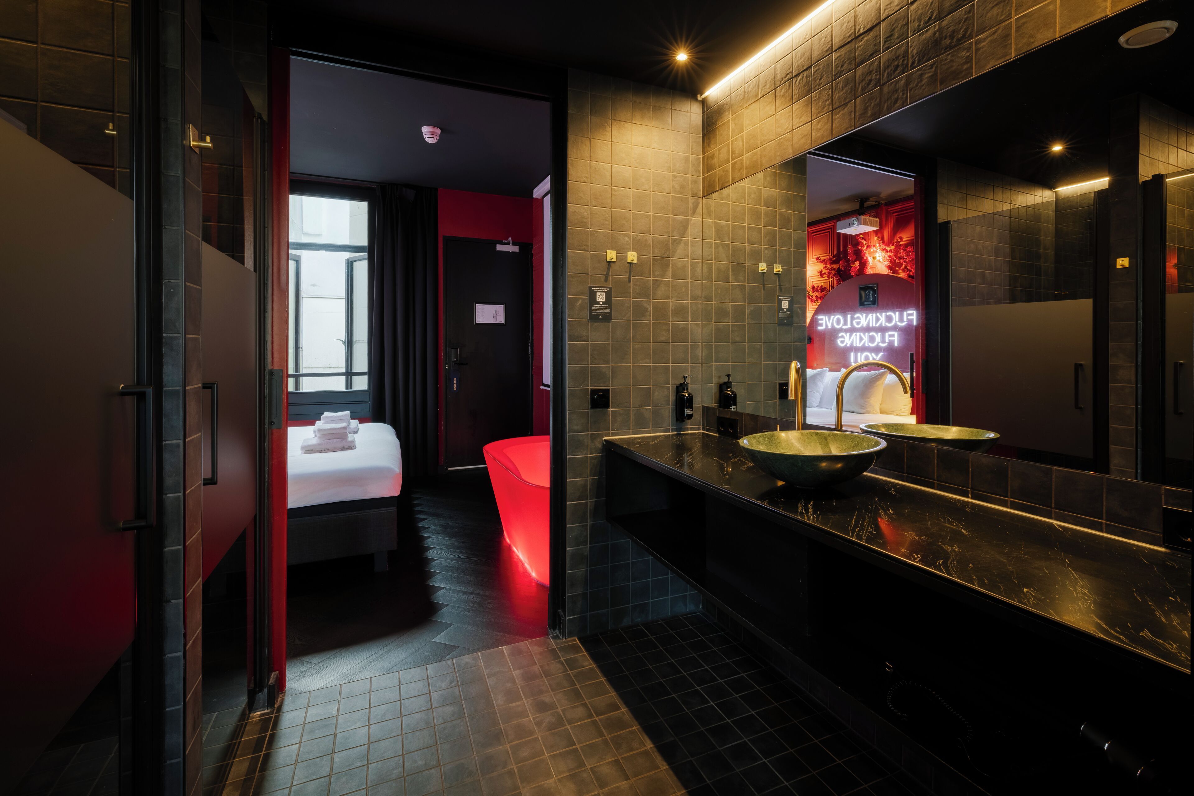 Bar Rouge Suite | Badkamer | Een douche, designer toiletartikelen, een haardroger, handdoeken