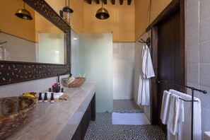 Suite – design, 2 queensize-senger | Bad | Separat badekar og dusj og kildevannsbadekar