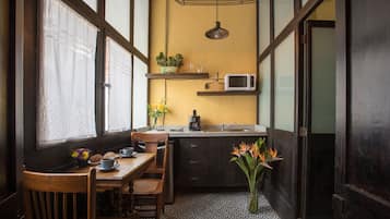 Suite de diseñador, 1 cama Queen size | Cocina privada | Refrigerador, microondas y utensilios de cocina