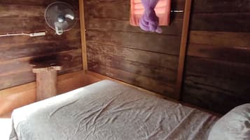 Habitación básica | Cortinas blackout, tabla de planchar con plancha y ropa de cama