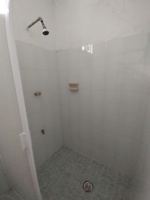 Basic Double Room | Bathroom | Shower, towels
