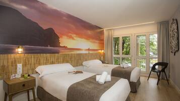 Twin kamer | Hypoallergeen beddengoed, een minibar, individueel gedecoreerd