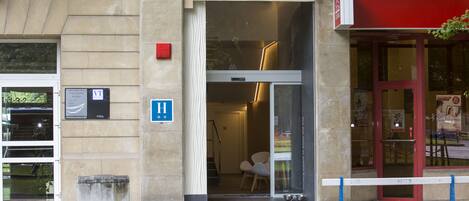 A building entrance with a sign for 'Casual de las Olas' and a wheelchair accessibility symbol.