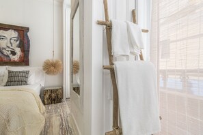 Ducha, artículos de tocador gratuitos, secador de pelo, toallas