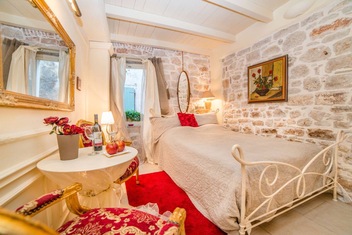 Romantic Room, 1 Queen Bed | Premium bedding, pillowtop beds, in-room safe, individually decorated