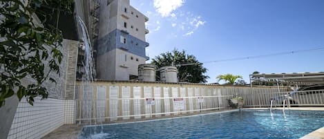Piscina a l'aire lliure (horari: 10:00-22:00), para-sols i gandules