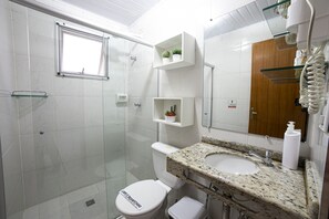 Familienapartment, Mehrere Betten, Nichtraucher | Badezimmer | Dusche, Regendusche, Haartrockner, Handtücher