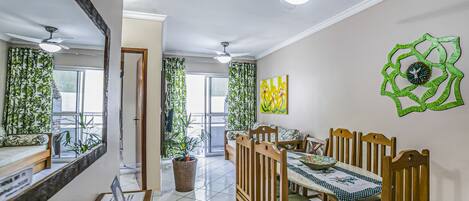 Family Apartment, Multiple Beds, Non Smoking | In-room dining