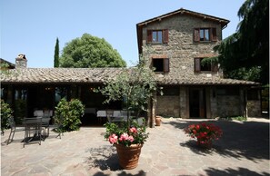 Vista frontal de la propiedad