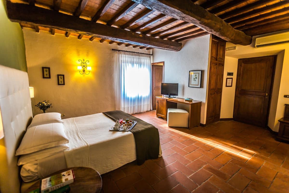 Habitación cuádruple, varias camas, para no fumadores | Escritorio, cunas, camas extra y wifi gratis