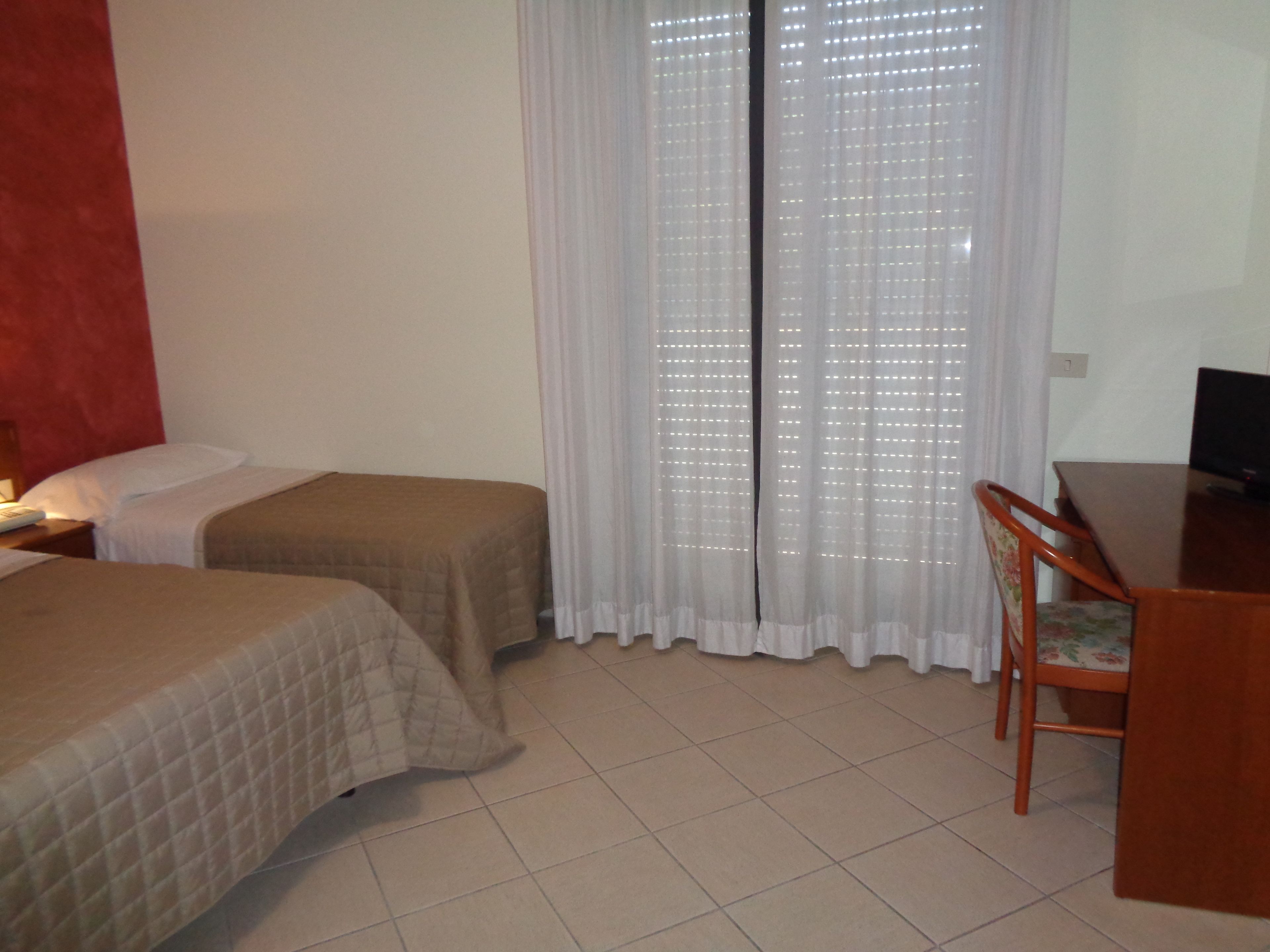 classic double or twin room | desk, rollaway beds, bed sheets