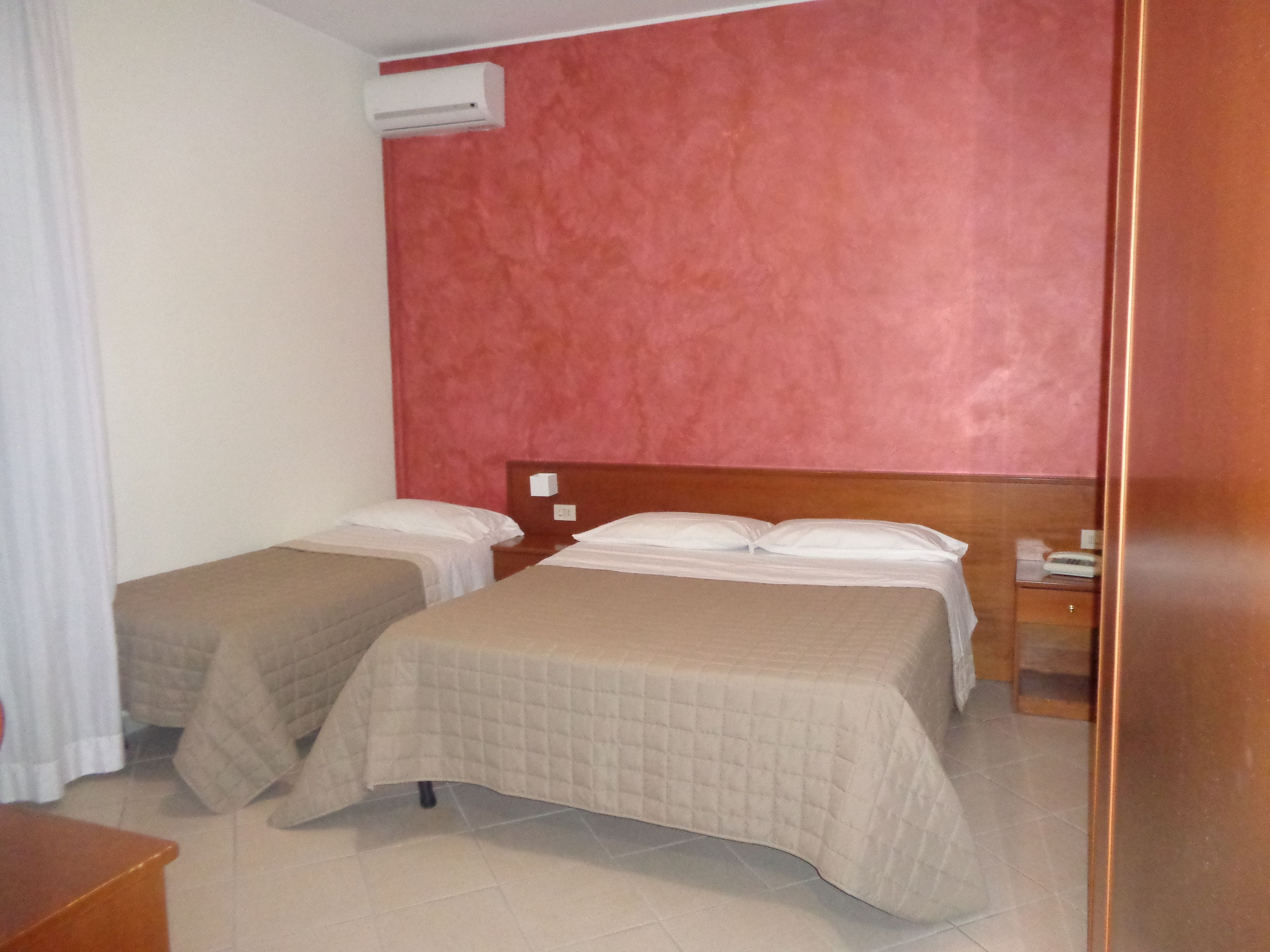 classic double or twin room | desk, rollaway beds, bed sheets