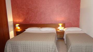 Classic-Doppel- oder -Zweibettzimmer | Schreibtisch, Zustellbetten, Bettwäsche