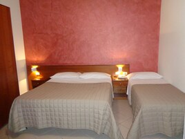 Escritorio, camas plegables/adicionales y ropa de cama 