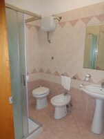 Quarto casal ou duplo clássico | Banheiro | Chuveiro, produtos de toalete grátis, secador de cabelo