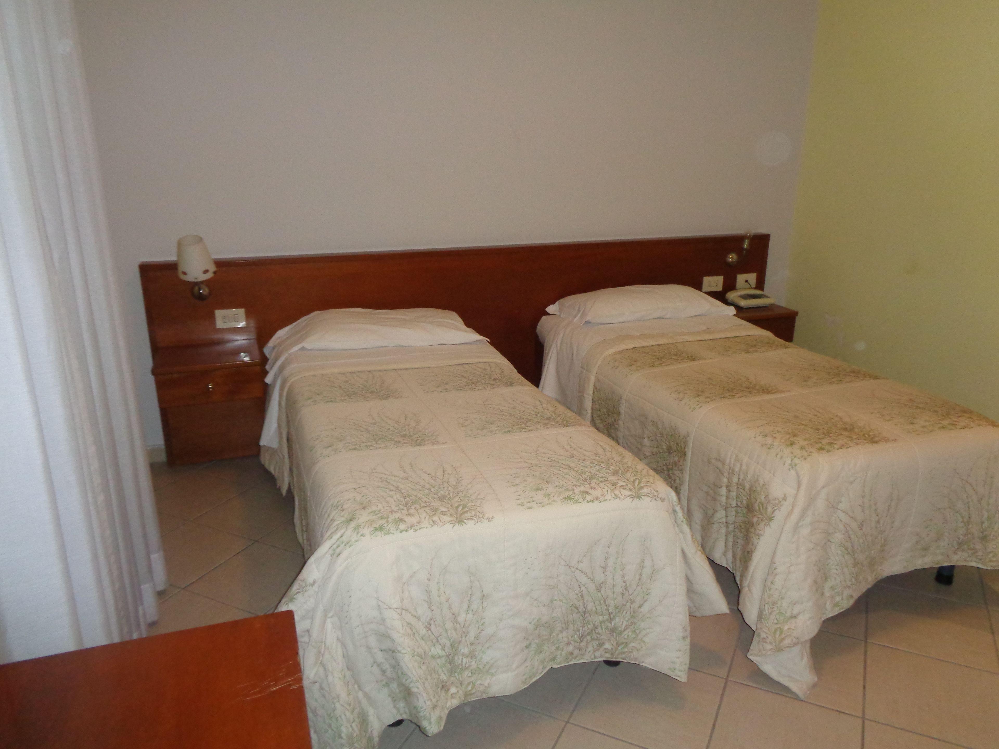 classic double or twin room | desk, rollaway beds, bed sheets