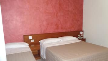 Classic Double or Twin Room | Desk, rollaway beds, bed sheets
