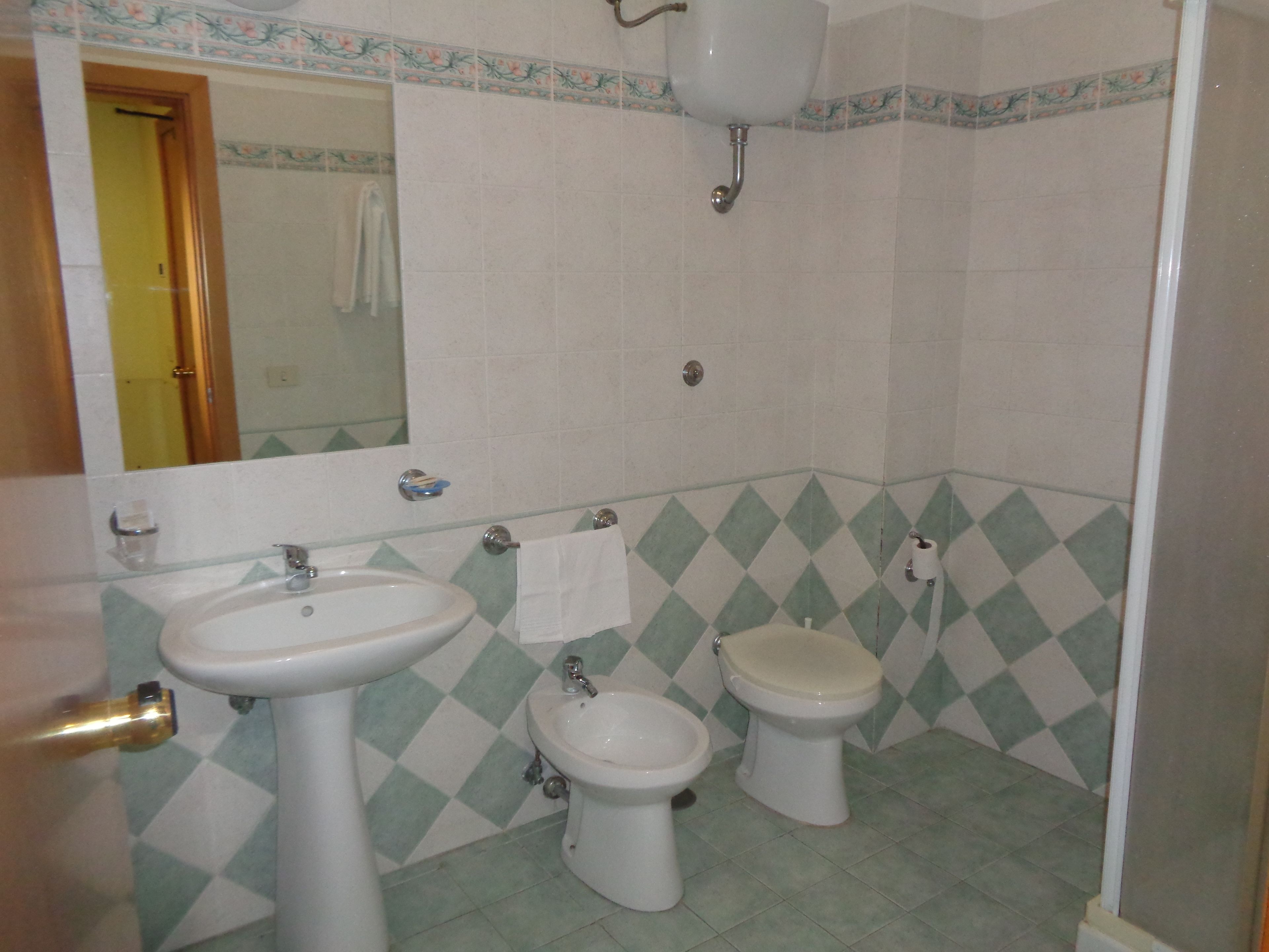 classic double or twin room | bathroom | shower, free toiletries, hair dryer, towels