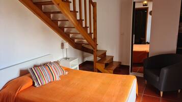 Romantic House, 1 Bedroom | Soundproofing, iron/ironing board, free cots/infant beds, free WiFi