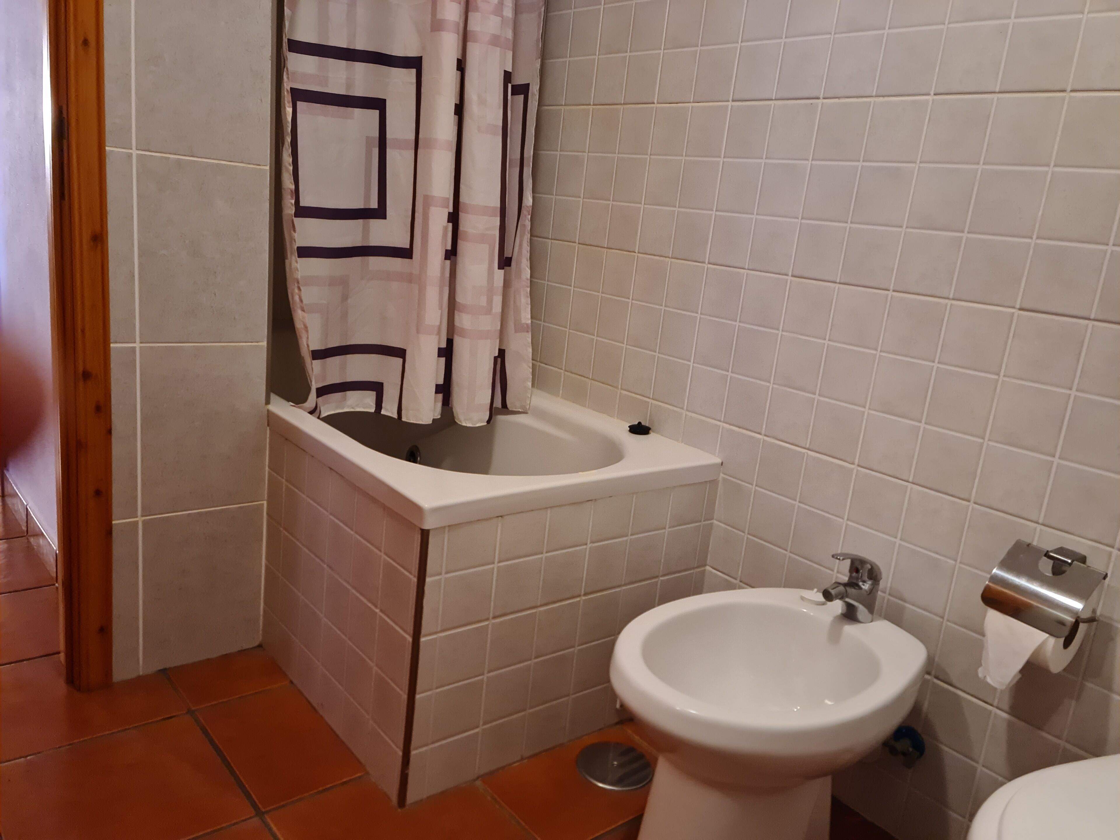 Un baño con lavamanos, bidé e inodoro.