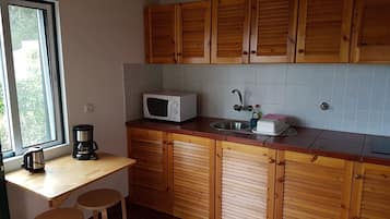 Romantic House, 1 Bedroom | Desk, soundproofing, iron/ironing board, free cribs/infant beds