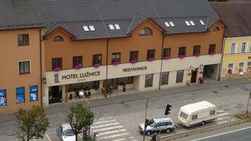 Hotel con restaurante en la planta baja, bar y zona de estacionamiento con caravana.