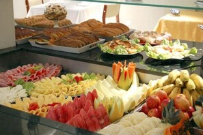 Café da manhã com buffet grátis todos os dias