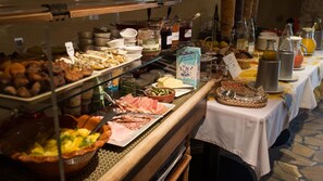 Un bufé con diversos alimentos y salsas.