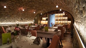 A restaurant with stone walls and tables set for dining. - Logis Auberge les Murets (Chandolas)
