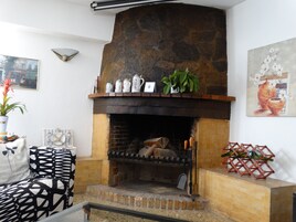 Apartamento básico, 1 habitación, vistas a la piscina | Zona de estar | Televisión LCD de 50 cm con canales por cable, una televisión