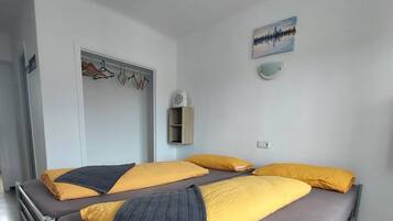 Basic Double or Twin Room, 2 Twin Beds, Pool View | Rollaway beds, bed sheets