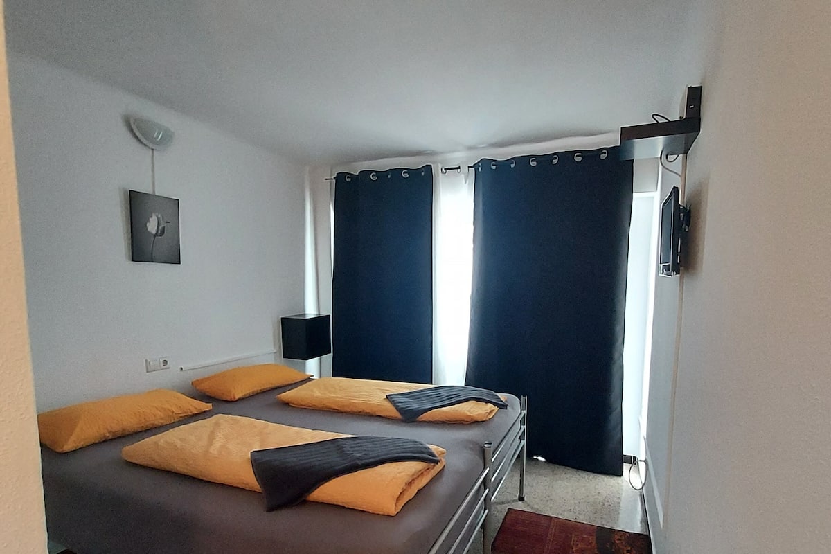 Rollaway beds, bed sheets