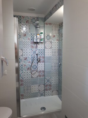 Habitación cuádruple, vistas al mar | Baño | Artículos de higiene personal gratuitos, secador de pelo, bidé y toallas