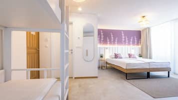 Een moderne hotelkamer met een bed, een bureau en uitzicht op de omgeving.