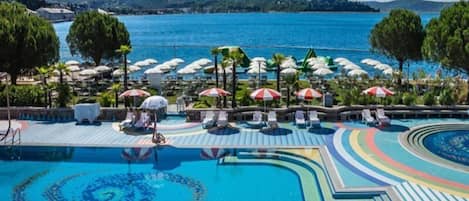 Alberca techada y alberca al aire libre