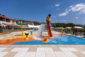 Et vandland med farverige konstruktioner og en swimmingpool.