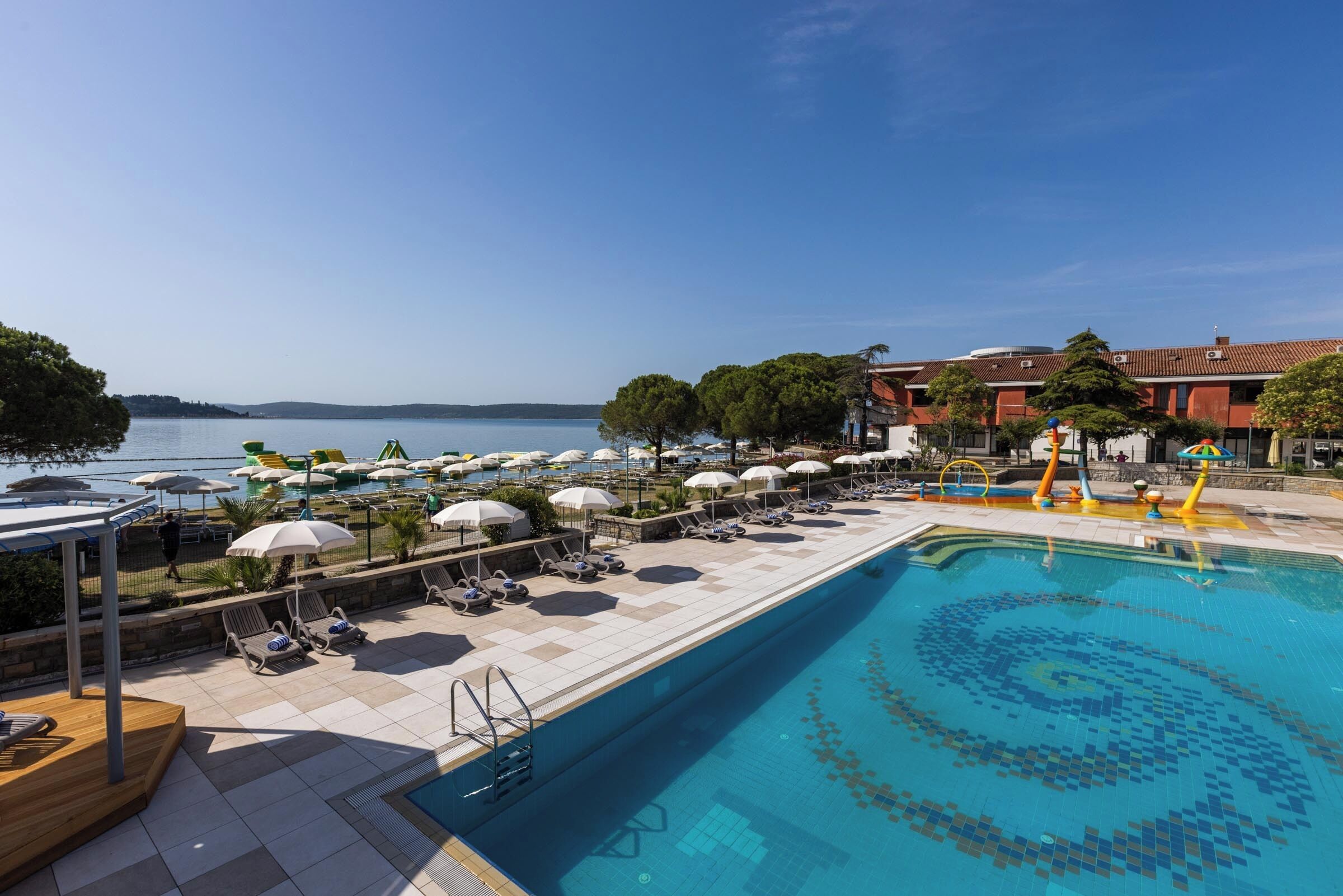 Piscine couverte, piscine extérieure