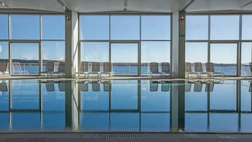 Una piscina techada, una piscina al aire libre