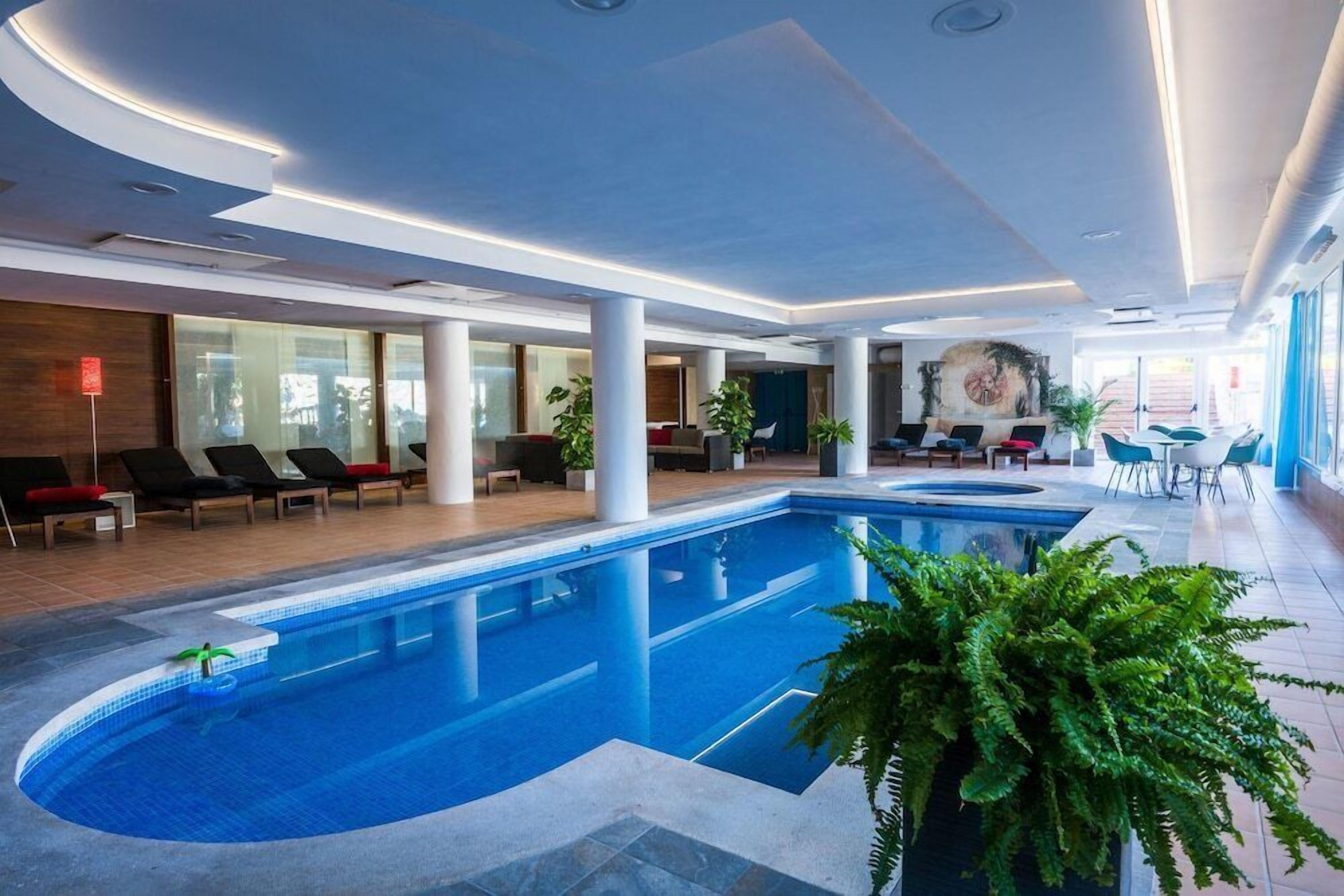 Alberca techada y alberca al aire libre