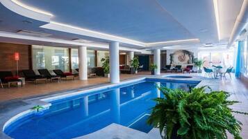 Alberca techada y alberca al aire libre