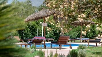 Alberca techada y alberca al aire libre