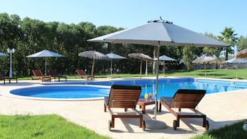 Una piscina cubierta, una piscina al aire libre