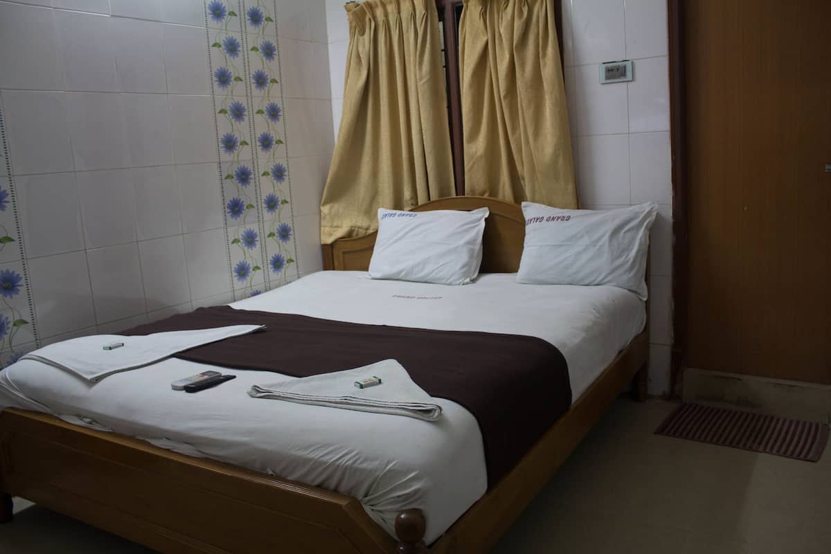 Comfort Suite, 1 King Bed, Smoking | 10 bedrooms, memory foam beds, desk