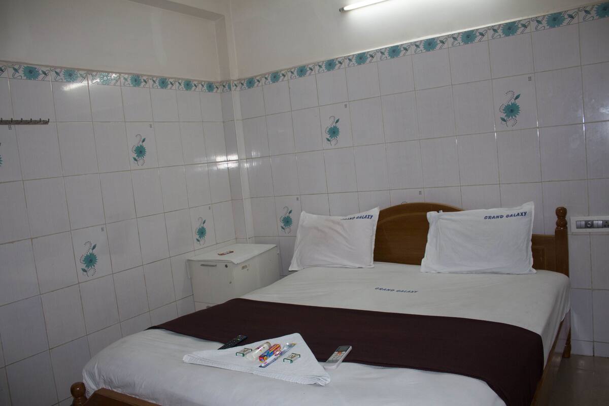 10 camere, materassi in memory foam, una scrivania