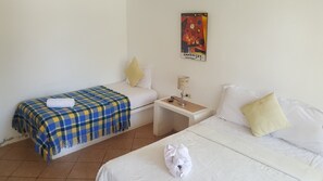 Dreibettzimmer, 1 Schlafzimmer, Nichtraucher | Verdunkelungsvorhänge, Bügeleisen/Bügelbrett, Bettwäsche