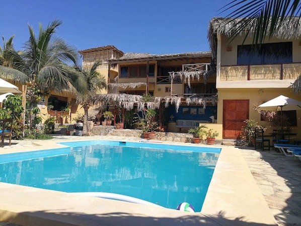 Una piscina al aire libre