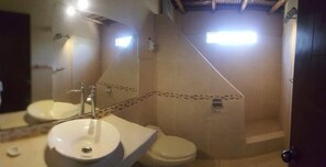 Dusche, kostenlose Toilettenartikel, Handtücher